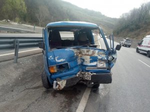 Panelvan Araç Bariyerlere Çarptı: 1 Yaralı