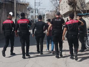 Ağabey Annesine Zarar Vermek İsteyen Kardeşini Silahla Kovaladı
