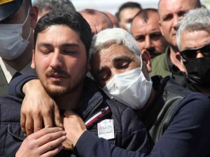 İ̇zmir Şehidini Gözyaşlarıyla Uğurladı