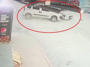 Samsun’da 5 Kişinin Yaralandığı Kaza Güvenlik Kamerasında