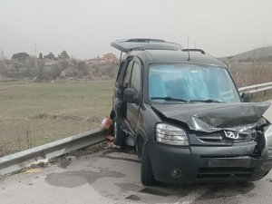 Bariyerlere Çarpan Araç Karşı Şeride Fırladı: 1 Ölü, 2 Yaralı