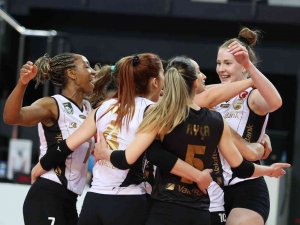 Lider Vakıfbank Normal Sezonu Galibiyetle Kapattı