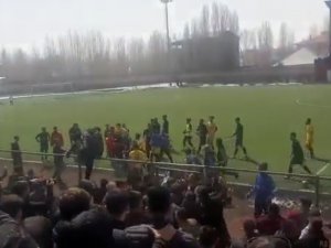 Taraftar Sahaya Girdi, Ortalık Karıştı