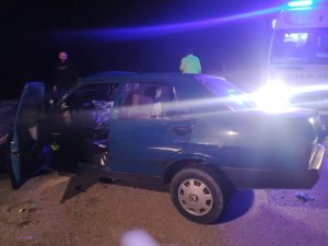 Otomobil Kamyona Arkadan Çarptı : 1’i Ağır, 2 Yaralı