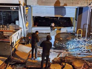 Fatih’te 4 Katlı Kapalı Otoparkta Yaşanan Patlama Yangına Neden Oldu