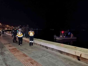İ̇zmir’de Denizde Erkek Cesedi Bulundu