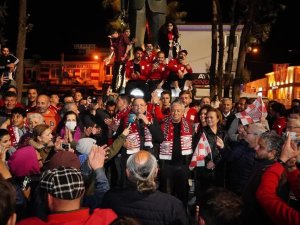 Şampiyon Ayvalıkgücü’ne Coşkulu Karşılama