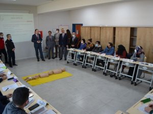 Öğretmenler İlk Yardım Eğitimi Alıyor