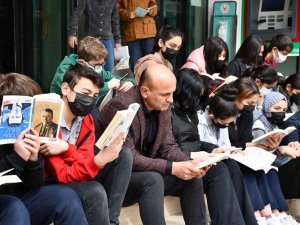 Altınova, Her Yerde Kitap Okuyor