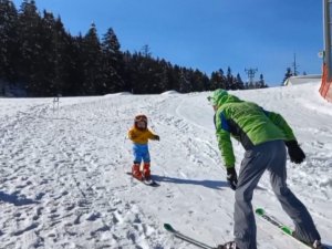 Artvinli 14 Aylık Bebeğin Kayak Keyfi Görenleri Şaşkına Çeviriyor
