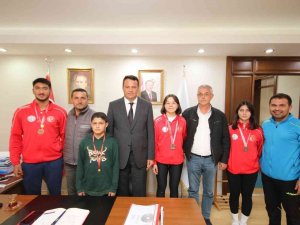 Derece Alan Kaşlı Güreşçiler Başkan Ulutaş İle Bir Araya Geldi