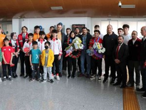 Avrupa Şampiyonu Milli Güreşçi Kamaloğlu, Erzincan’da Coşkuyla Karşılandı