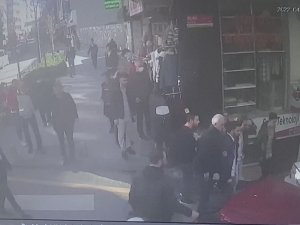 İ̇stanbul’da Dehşet Anları Kamerada: Fren Yerine Gaza Basınca İki Gence Çarptı