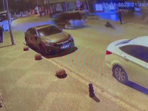 Yolun Karşısına Geçen Yayaya Otomobilin Çarptığı Feci Kaza Kamerada