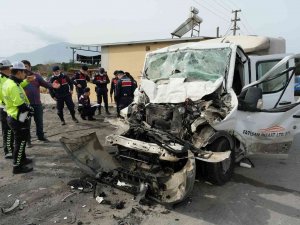 Park Halindeki Kamyona Çarpan Kamyonetteki 11 Kişi Yaralandı