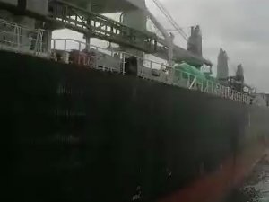 Haydarpaşa Limanı Açıklarında, 197 Metre Boyundaki Yük Gemisi Yanaşma Manevrası Sırasında Karaya Oturdu. Olay Yerine Römorkörler Ve Bot Sevk Edildi.