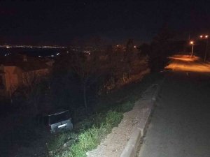 Sürücüsünün Kontrolünü Kaybettiği Araç Yoldan Çıktı