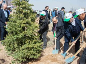 Selçuk Üniversitesinde Bin 500 Fidan Toprakla Buluşturuldu