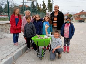 El Arabası İle Kitap Dağıttılar