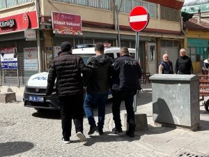 Bağımlı Esnaf, Öğrencilerin Oturduğu Çay Ocağına Baltayla Saldırdı