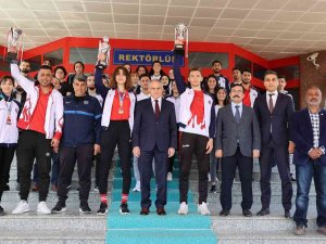 Rektör Özaydın’dan Başarılı Sporculara Gaün Sporium’a Ücretsiz Üyelik
