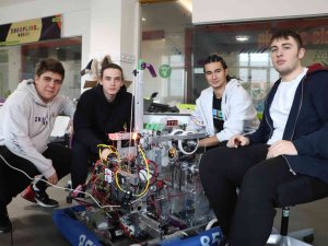 Robot Tasarlayan Samsunlu Lise Öğrencileri Amerika’da Dünya Şampiyonasında Yarışacak