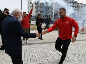 Avrupa Şampiyonu Aktürk, Lapseki’de Coşkuyla Karşılandı