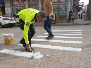 Trafik Polisleri Kendi Yaya Çizgilerini Kendi Çizdi