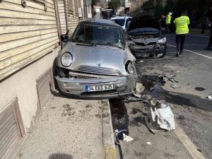 Beykoz’da Servis Minibüsü İle Otomobil Kafa Kafaya Çarpıştı: 1 Yaralı