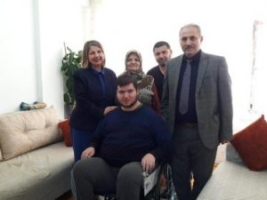 Engelli Gencin Tekerlekli Sandalye Sevinci