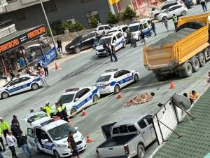 Kamyon Altında Kalan Kadın Hayatını Kaybetti