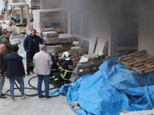 İ̇nşaat Malzemeleri Deposunda Yangın