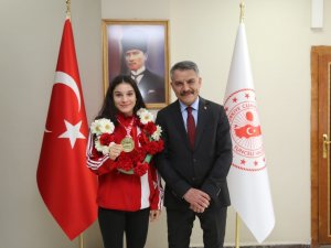 Barut, 50 Kiloda Büyük Kadınlar Kategorisinde Türkiye Şampiyonu Oldu