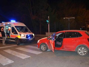 Alkollü Sürücüyle Çarpışan Otomobildeki Zabıta Yaralandı
