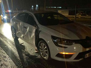 Tır, Otomobilleri Biçti: 3 Yaralı