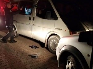 "Dur" İhtarına Uymayan Plakasız Minibüs, Polis Otosuna Çarparak Durduruldu
