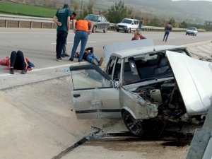 Osmaniye’de Otomobil Bariyerlere Çarptı: 1’i Ağır 4 Yaralı