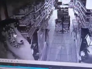 Esenyurt’ta Hırsızlar Kasadaki Paraları Çaldı, Duvardaki Sigara Dolabını Söktü