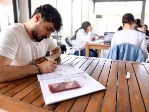 Öğrenciler Büyükşehir Belediyesinin Kütüphanesinde Sınava Hazırlanıyor