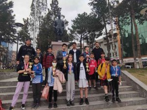 Tosya, Atletizmde İl Birincisi Oldu: 30 Sporcunun 29’u Madalya Aldı