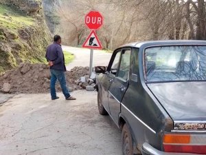 Heyelan Nedeniyle Kapanan Yollarının Açılmasını İstiyorlar