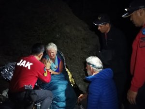 Dağda Mahsur Kalan Hollandalı Turistleri Jak Kurtardı