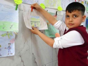 Öğrenciler Okudukları Kitapların Resmini Çizdi