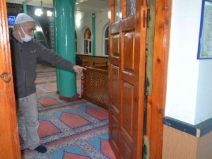 Camiyi Soyan Hırsıza Cami Cemaatinden Tepki: “Gidin Adam Gibi Bir Yerde Çalışın”