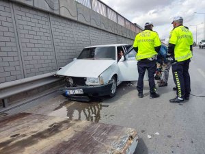 Karayolunda Direksiyon Hâkimiyetini Kaybeden Sürücü Otomobille Refüje Çarptı