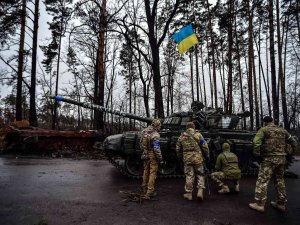 Rusların Bıraktığı Tanklar Kiev’e Getiriliyor