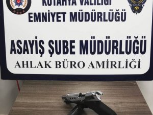 Kütahya’da Ruhsatı Olmayan, Sigara İçilen Ve Ruhsatsız Tabanca Bulunan İşyeri Kapatıldı