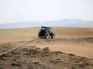 Dsi̇ Yardımcı Olmadı, Üretimden Vazgeçmeyerek Tarlasına 2.5 Km Boru Döşedi