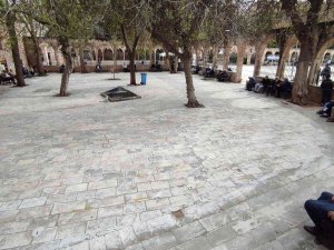 İ̇ftar Vaktini Cami Avlusunda Bekliyorlar