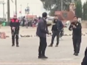 İ̇zmir Valiliği Önünde Hareketli Dakikalar